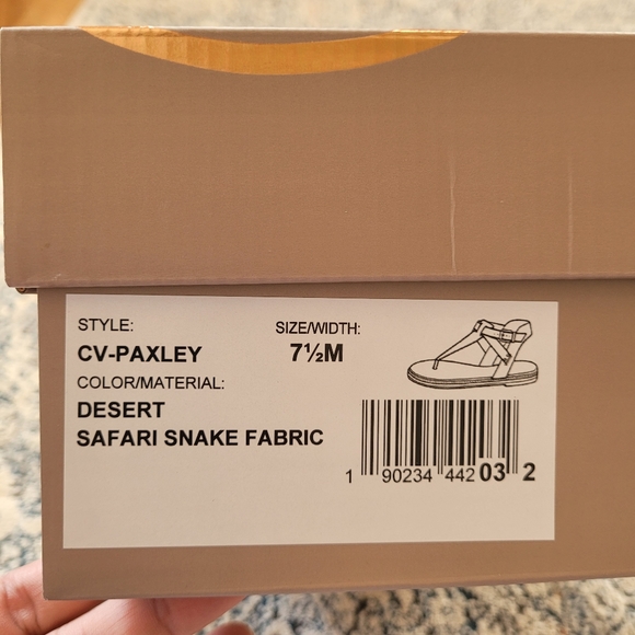 Crown Vintage Paxley Thong Ankle Strap Sandals - Picture 9 of 9